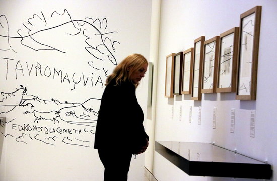 A visitor looks at the art at the Picasso exhibits on November 21 2018 (by Pau Cortina)